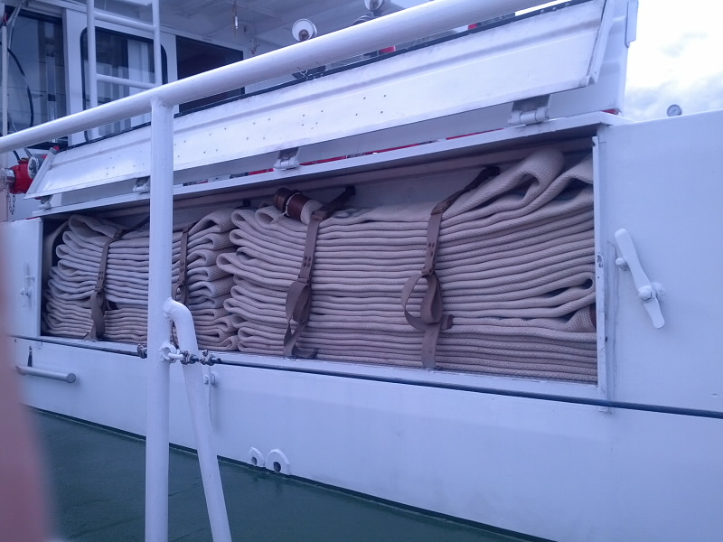 このホースは水に浮きます。消防が普通に使っているホースは、水を通すと沈むそうですが、このホースは麻が巻いてあり、二、三日は浮いているそうです。麻を使うのは防火性能のためではないかというお話でした。